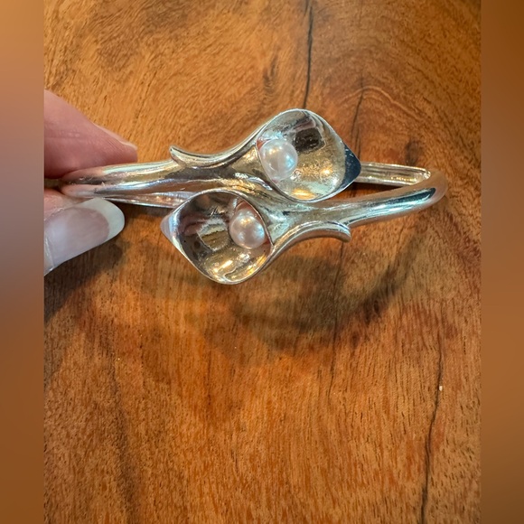 Avon Dainty Silver Pearl Lily Bracelet - Picture 5 of 6